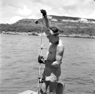 Duiker Hakkenburg op een boot in de Fuikbaai, Bestanddeelnr 252-2976