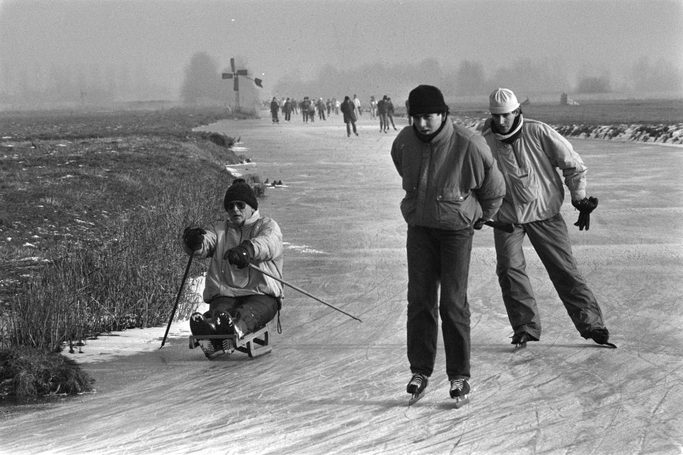 Druk schaatsweekeinde schaatsers en priksleeers tijdens toertocht in De Rijp (N, Bestanddeelnr 933-8629