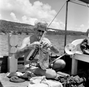 Duiker Fischer op een boot in de Fuikbaai, Bestanddeelnr 252-2965