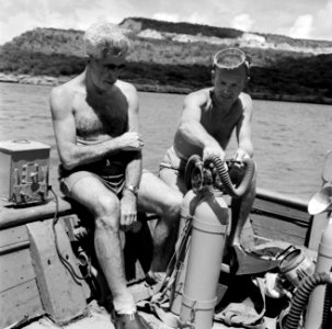 Duiker Fischer met een andere duiker op een boot in de Fuikbaai, Bestanddeelnr 252-2966