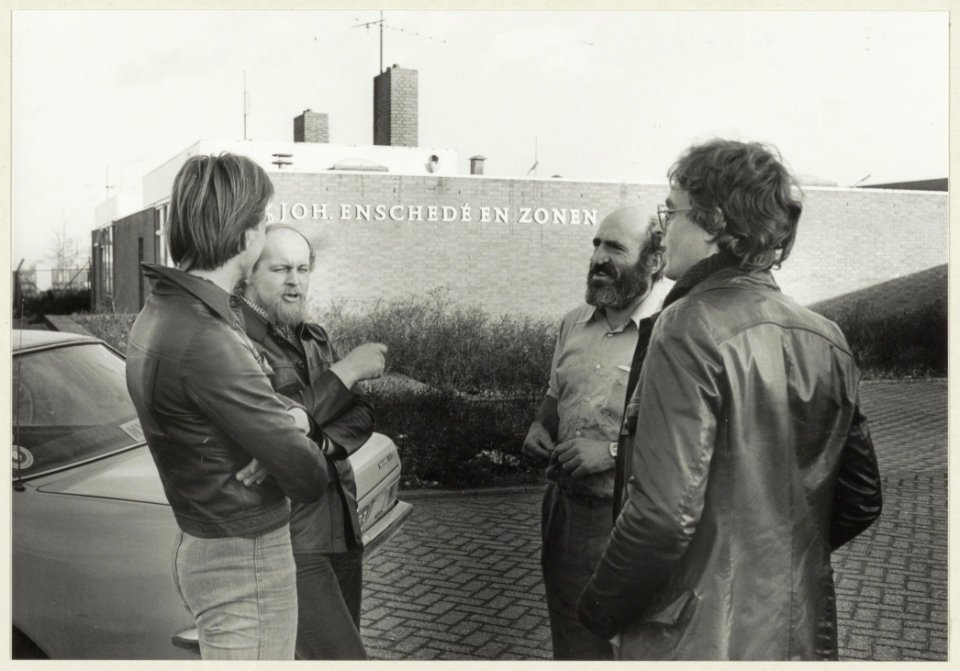 Drukkers staken voor overleg over een regeling voor de ploegendienst bij drukkerij Joh. Enschedé en Zn. in de Waarderpolder. NL-HlmNHA 54004849