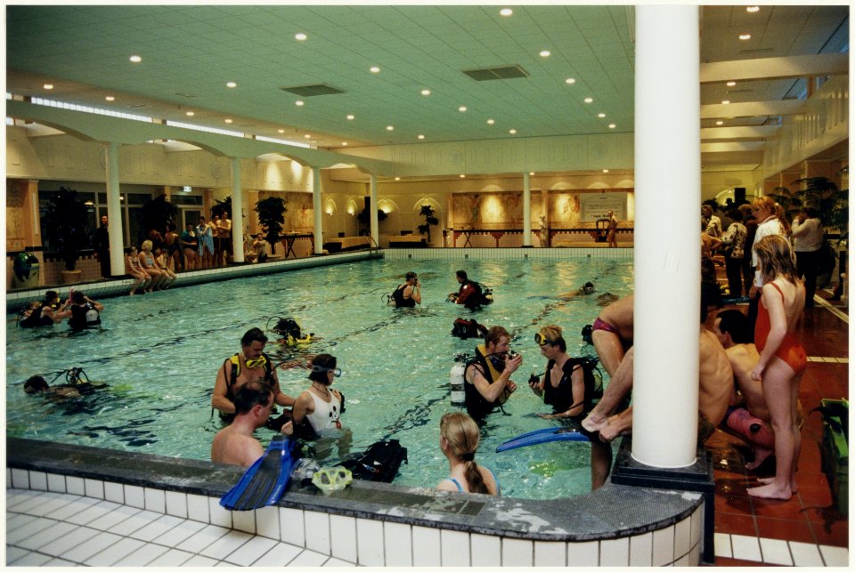 Duikdemonstratie t.g.v. de opening van Aqua Romana, een bad in Romeinse stijl bij het Gran Dorado bungalowpark. NL-HlmNHA 54037051