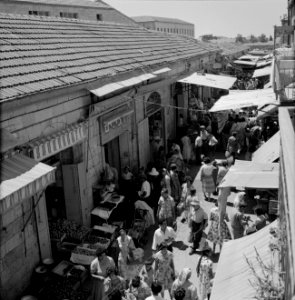 Drukbezocht marktstraatje in de stad, Bestanddeelnr 255-2267