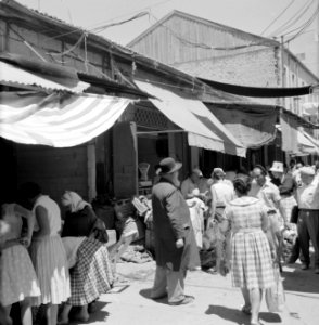 Drukbezocht marktstraatje in de stad, Bestanddeelnr 255-2275