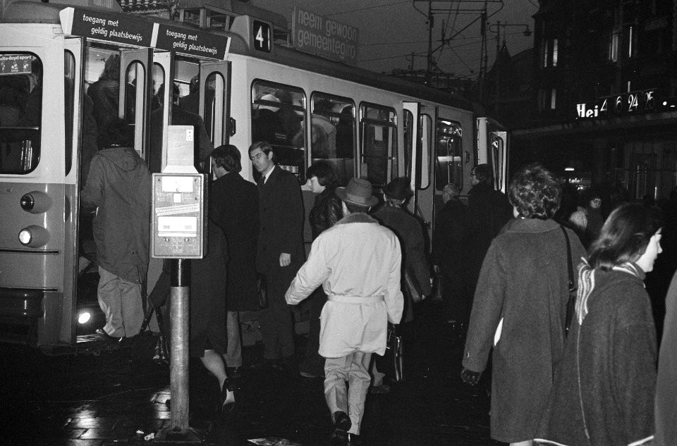 Drukte bij een tramhalte, Bestanddeelnr 926-9418