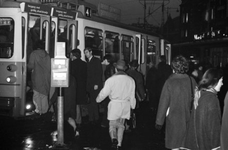 Drukte bij een tramhalte, Bestanddeelnr 926-9418