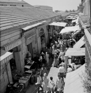 Drukbezocht marktstraatje in de stad, op de voorgrond een groente- en fruitverko, Bestanddeelnr 255-2268