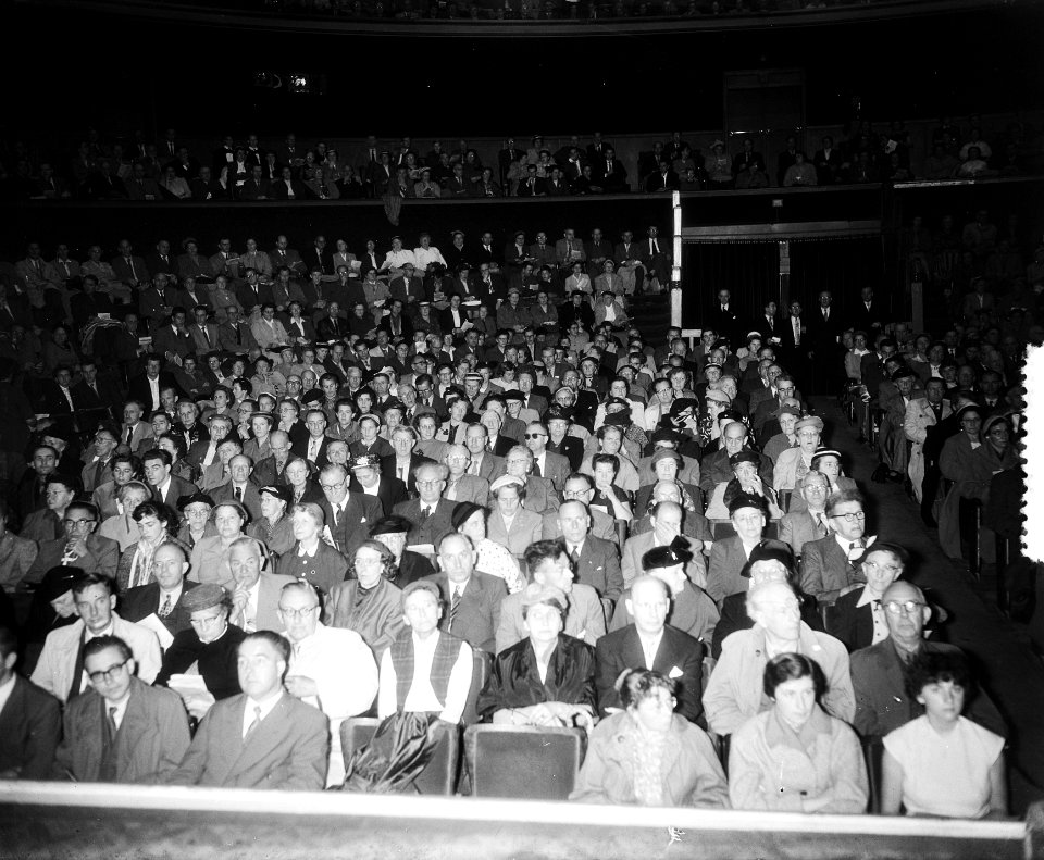 Ds. Niemoller spreekt in Amsterdam, overzicht zaal l, Bestanddeelnr 907-3456