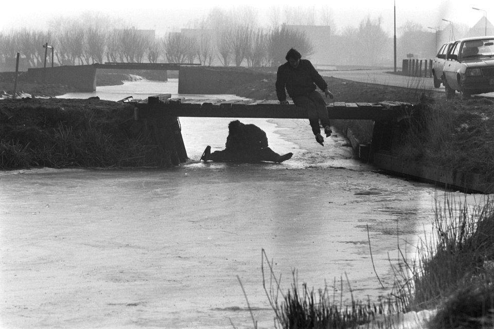 Druk schaatsweekeinde tocht met hindernissen in De Rijp (NH), Bestanddeelnr 933-8630