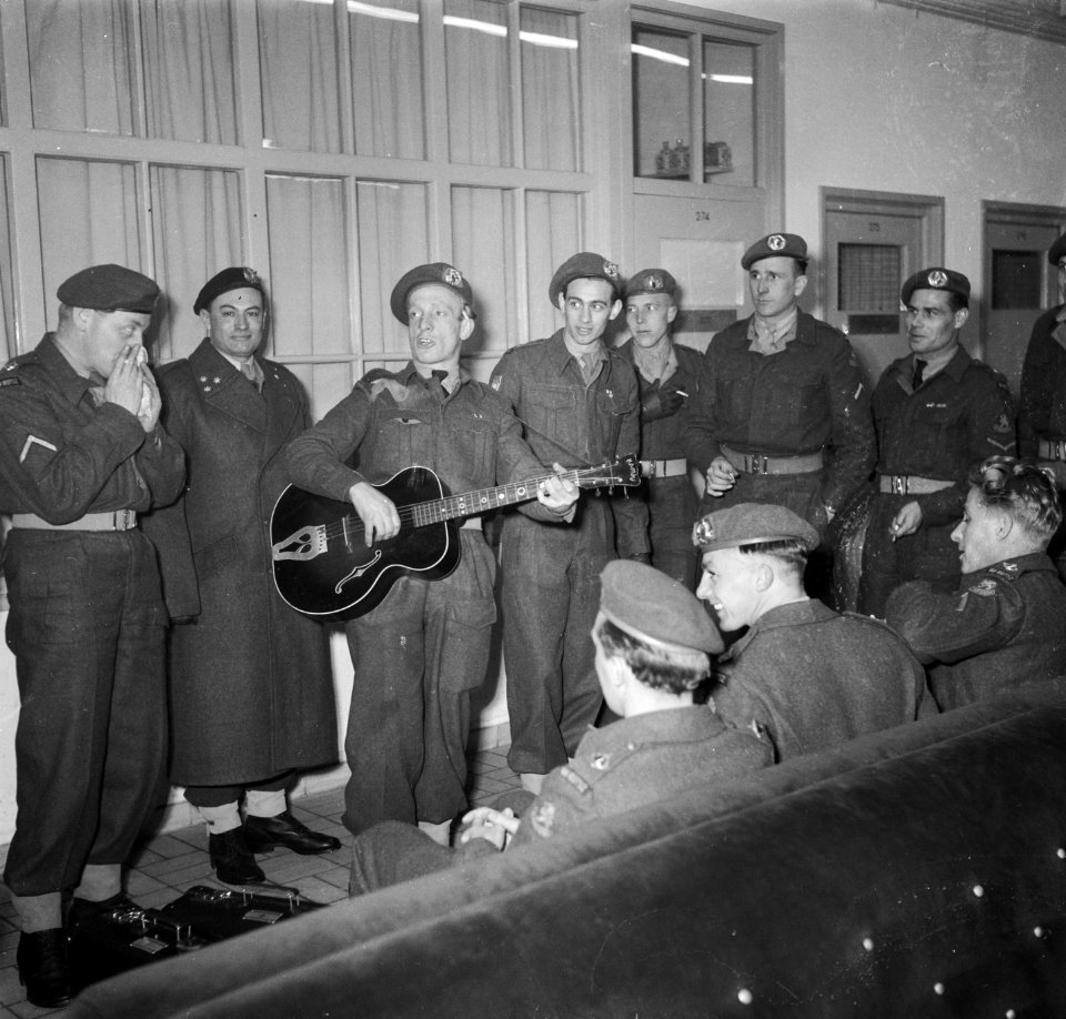 Ds. P.H. Meerburg met Korea-vrijwilligers van Schiphol naar Korea muziekmakend, Bestanddeelnr 904-4642