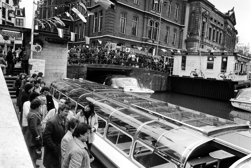 Drukte bij de rondvaartboten op het Rokin in Amsterdam, Bestanddeelnr 932-5516
