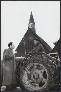 Ds. H.P. Swets voor de Nederlands Hervormde Kerk in gesprek met een dorpsbewoner, Bestanddeelnr 485019 029