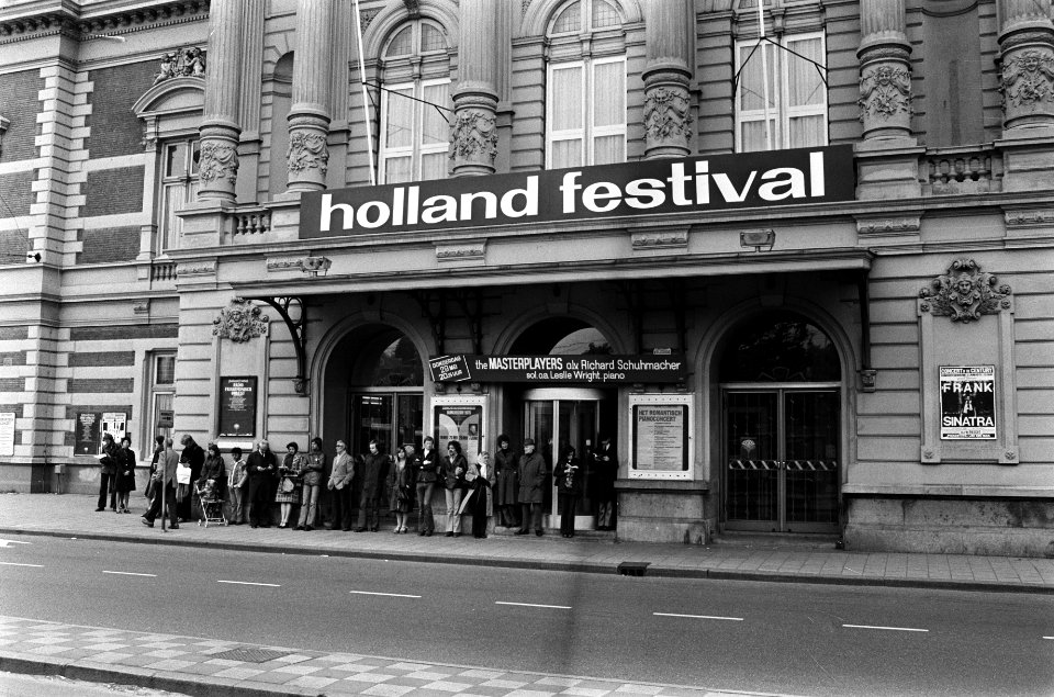 Drukte bij de kaartverkoop in het Concertgebouw voor het Holland Festival te Ams, Bestanddeelnr 927-9563