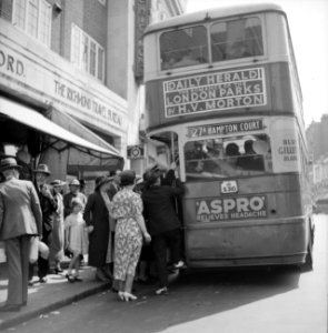 Drukte bij een bus in Londen, Bestanddeelnr 191-0617