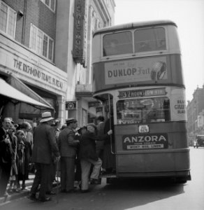 Drukte bij een bus in Londen, Bestanddeelnr 191-0618