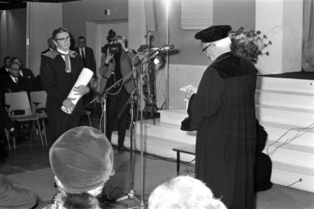 Ds Beyers Naude krijgt eredoctoraat van VU, Ds Beyers Naude met bul, Bestanddeelnr 925-9643