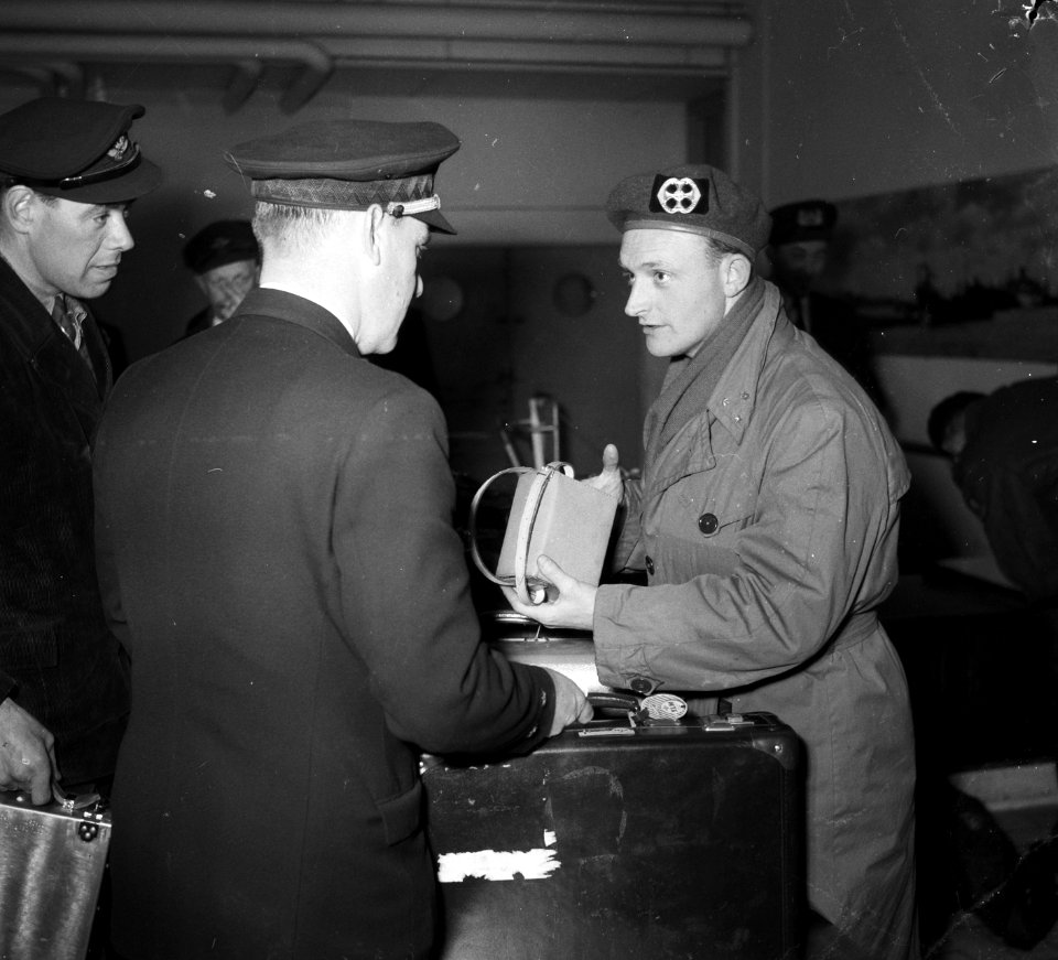 Ds. P.H. Meerburg met Korea-vrijwilligers van Schiphol naar Korea Ds. Meerburg l, Bestanddeelnr 904-4643