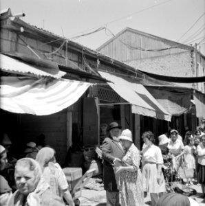 Drukbezocht marktstraatje in de stad, Bestanddeelnr 255-2276