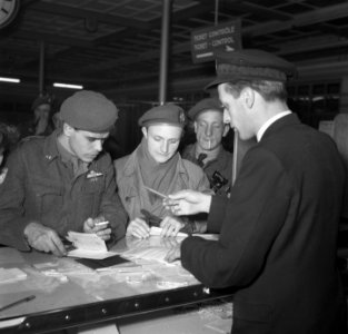 Ds. P.H. Meerburg met Korea-vrijwilligers van Schiphol naar Korea, Bestanddeelnr 904-4648
