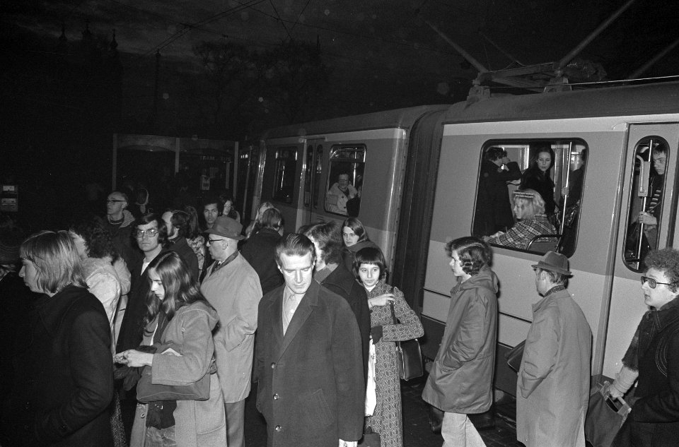 Drukte bij een tramhalte, Bestanddeelnr 926-9416