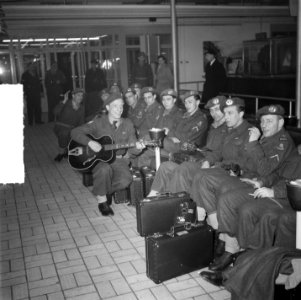 Ds. P.H. Meerburg met Korea-vrijwilligers van Schiphol naar Korea, Bestanddeelnr 904-4649