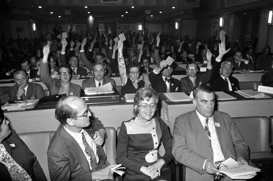 DS70-congres te Zeist, nummer 11 Van Stuijvenberg (links) en Berger, nummer 13 …, Bestanddeelnr 925-9501