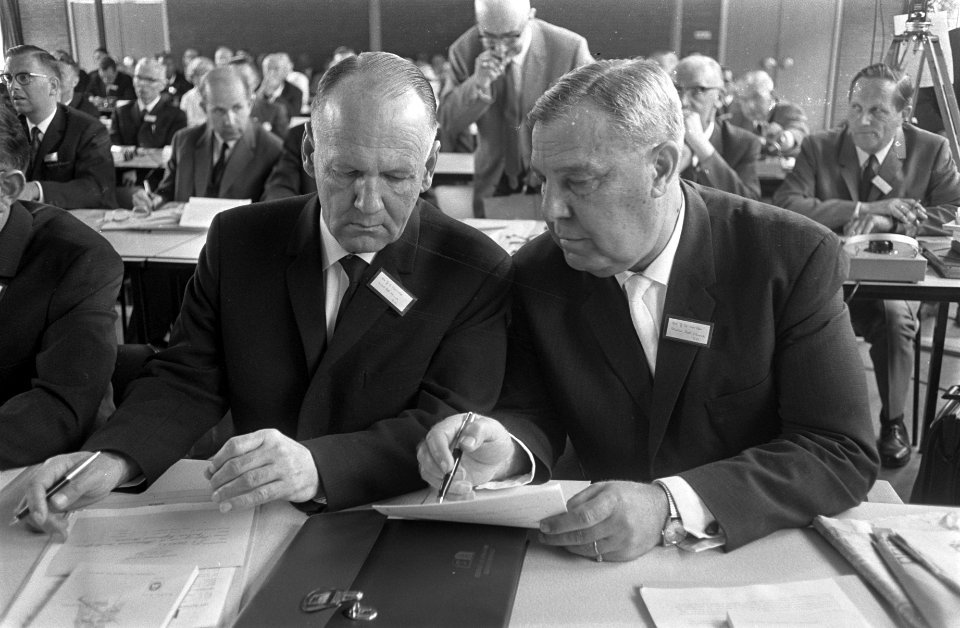 Ds. Gerieke (links) in gesprek met ds. J.B. Vorster (rechts), beide lid van de Z, Bestanddeelnr 921-5914