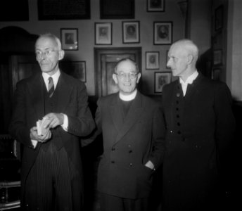 Ds. Martin Niemöller neemt deel aan oecumenische samenkomst in de Grote Kert te , Bestanddeelnr 905-1322