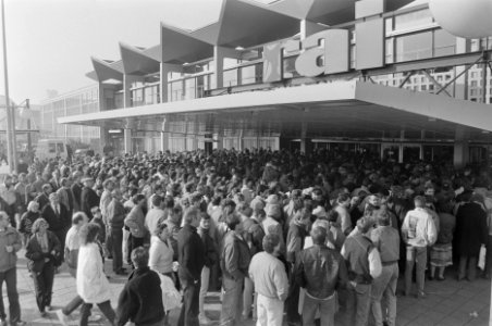 Drukte voor ingang Rai voor Hiswa tentoonstelling, Bestanddeelnr 933-9140