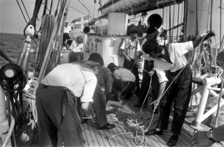 Drukke werkzaamheden aan boord van het schip Falken, Bestanddeelnr 928-0996