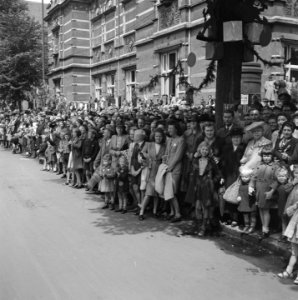 Drommen publiek langs de route, Bestanddeelnr 900-4666
