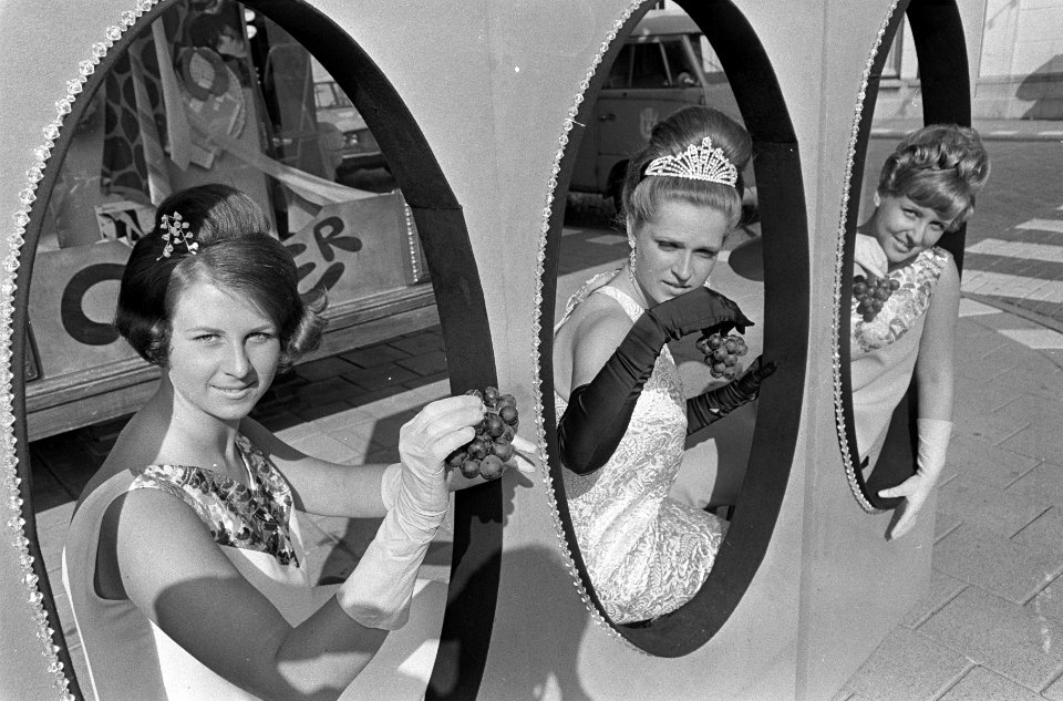 Druivenprinses en feeën te Naaldwijk. Jeannette van der Brink (Oogstfee), Corri…, Bestanddeelnr 920-6225