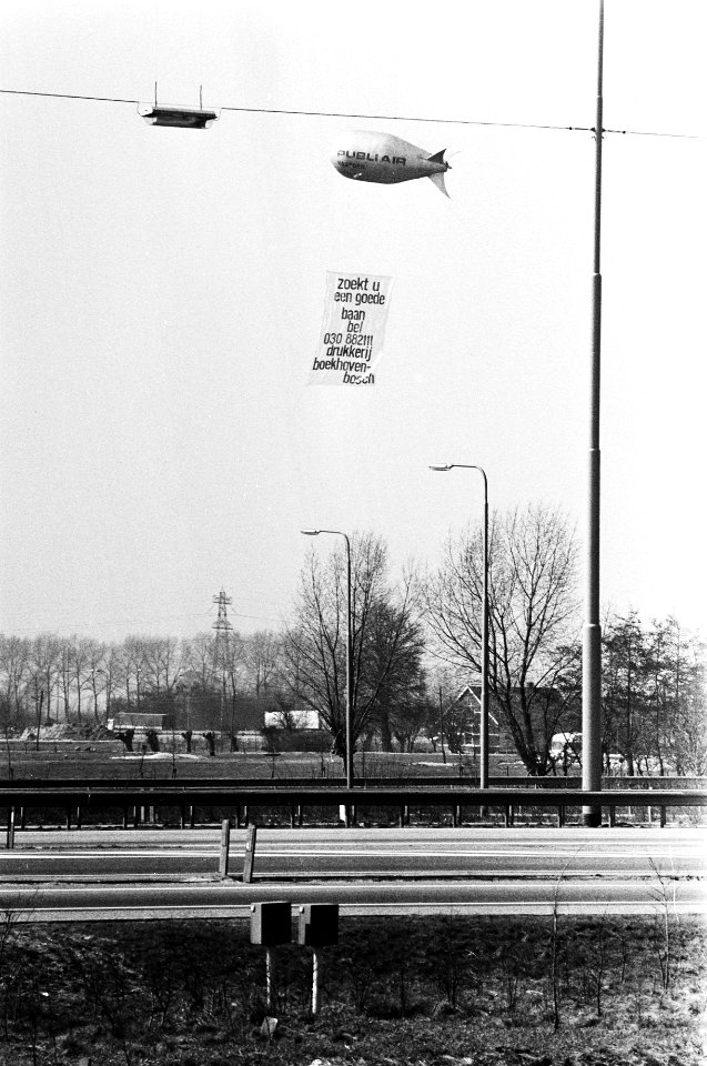 Drukkerij vraagt personeel via een ballon boven het verkeersplein Oudenrijn, Bestanddeelnr 930-2111