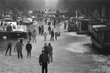 Druk schaatsweekeinde drukte op Amsterdamse Prinsengracht, Bestanddeelnr 933-8631