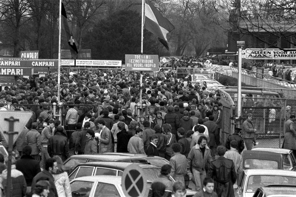 Drukte bij de loketten van het Ajax-stadion, Bestanddeelnr 931-8442