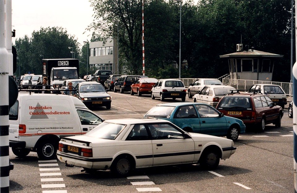 Drukte bij de Prinsenbrug. Aangekocht van United Photos de Boer bv. - Negatiefnummer 43129 kc. 6. - Gepubliceerd in het Haarlems Dagblad van 14.08.1996