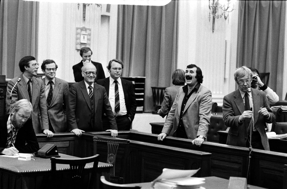 Drukte bij de interruptie microfoons staand v.l.n.r. Brinkhorst (D66), Gualthër, Bestanddeelnr 930-5323