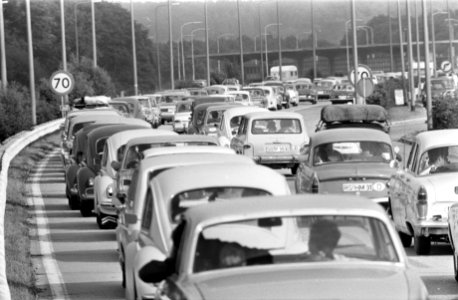 Drukte bij grenspost Bergh files autos, Bestanddeelnr 922-4586