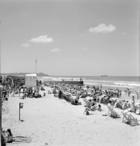 Drukbezocht strand en een uitkijkpost van de strandwacht, Bestanddeelnr 255-1982