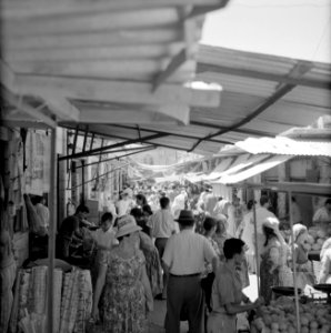 Drukbezocht marktstraatje in de stad, Bestanddeelnr 255-2274