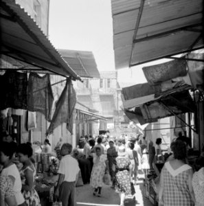 Drukbezocht marktstraatje in de stad, Bestanddeelnr 255-2273