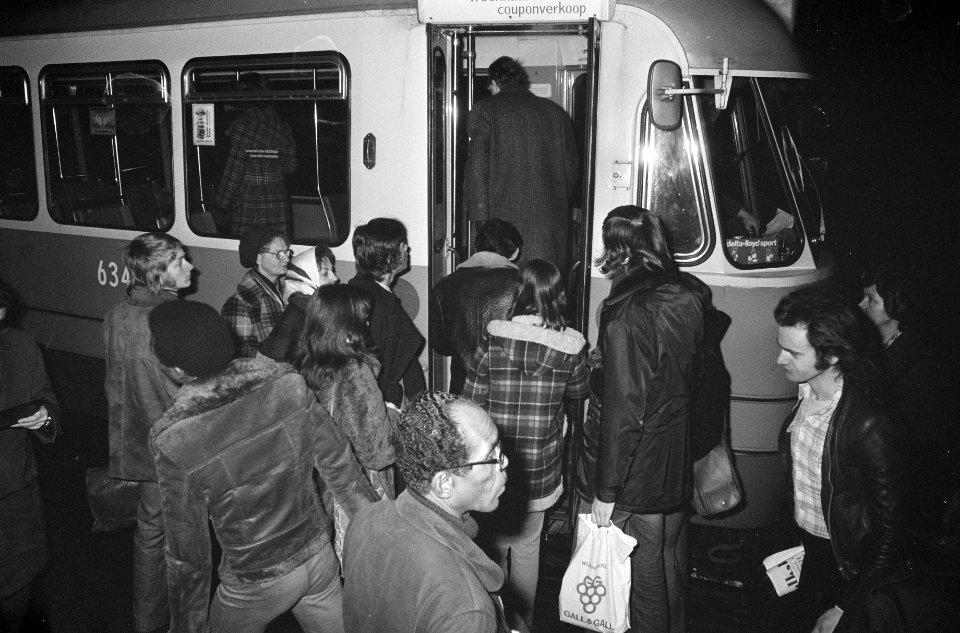 Drukte bij een tramhalte passagiers stappen in een tram, Bestanddeelnr 926-9415