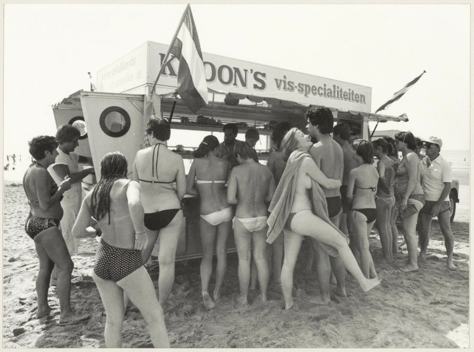 Drukte bij de viswagen op het strand. NL-HlmNHA 54012250