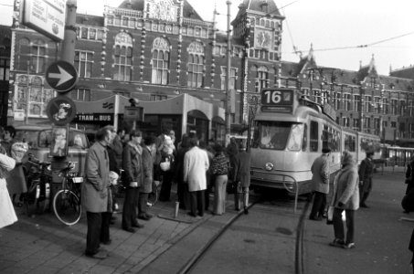 Drukte bij een tramhalte, Bestanddeelnr 926-8349