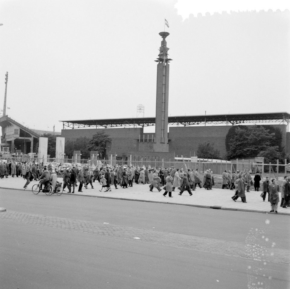 Drukte bij het stadion (publiek), Bestanddeelnr 908-9838