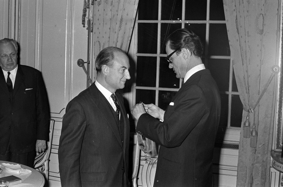 Drs. W. K. N. Schmelzer ontvangt Kruis van verdienste van West-Duitse Ambassad, Bestanddeelnr 924-2408