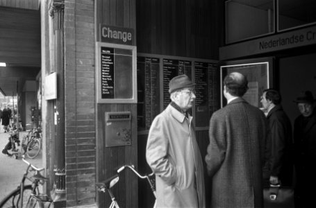 Drukte bij de koersborden, Bestanddeelnr 926-9577
