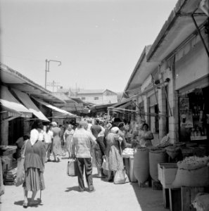 Drukbezocht marktstraatje in de stad, Bestanddeelnr 255-2272