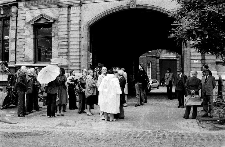Drukte voor het Gerechtsgebouwten tijde van de uitspraak van het proces, Bestanddeelnr 930-9148