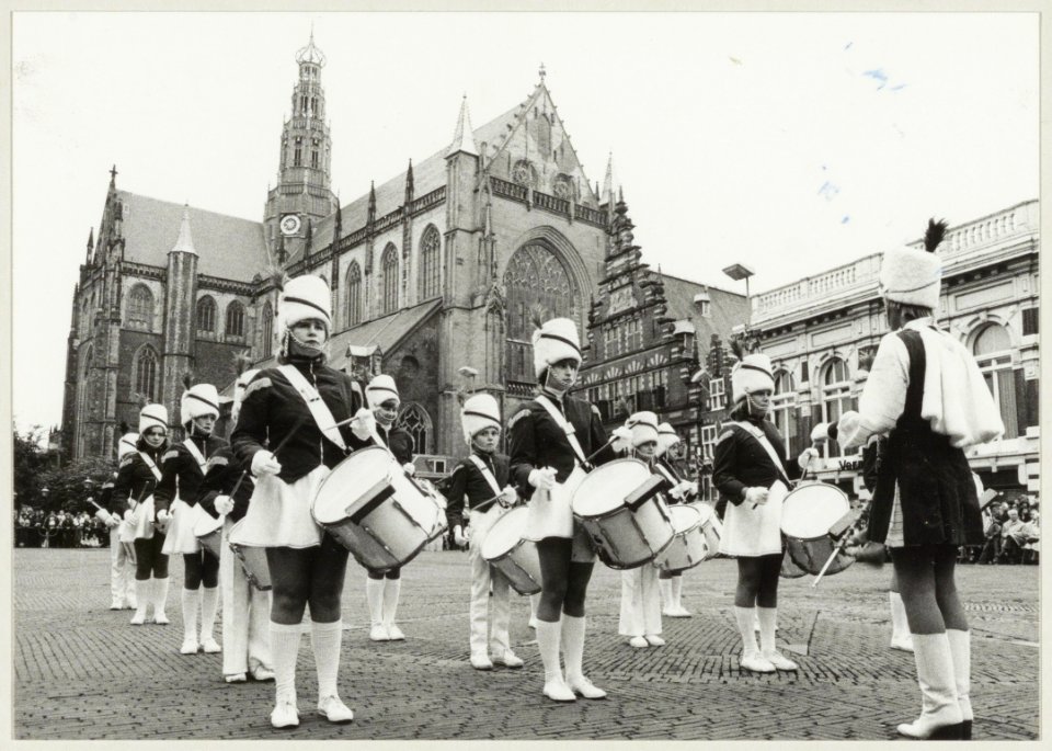 Drumband Jan Gijzen op de Grote Markt. NL-HlmNHA 54005711